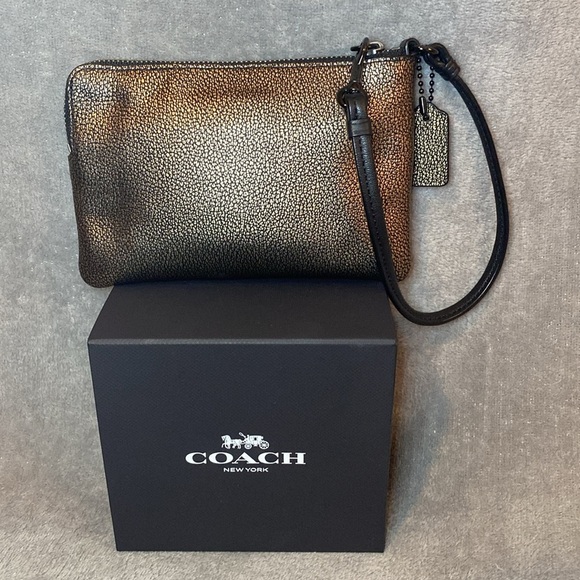🖤COACH🖤Metallic Brass Leather Corner Zip Wristlet/EUC - Picture 4 of 6
